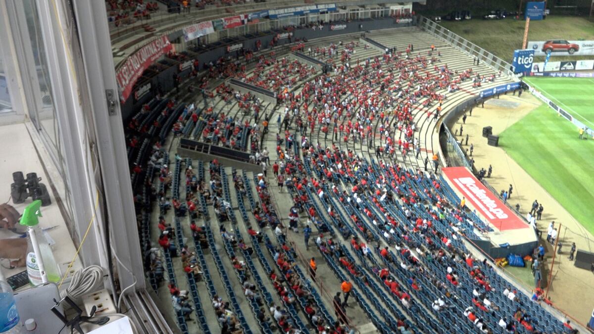 Llaman la atención a fanáticos de juego de Panamá que no portaban mascarillas