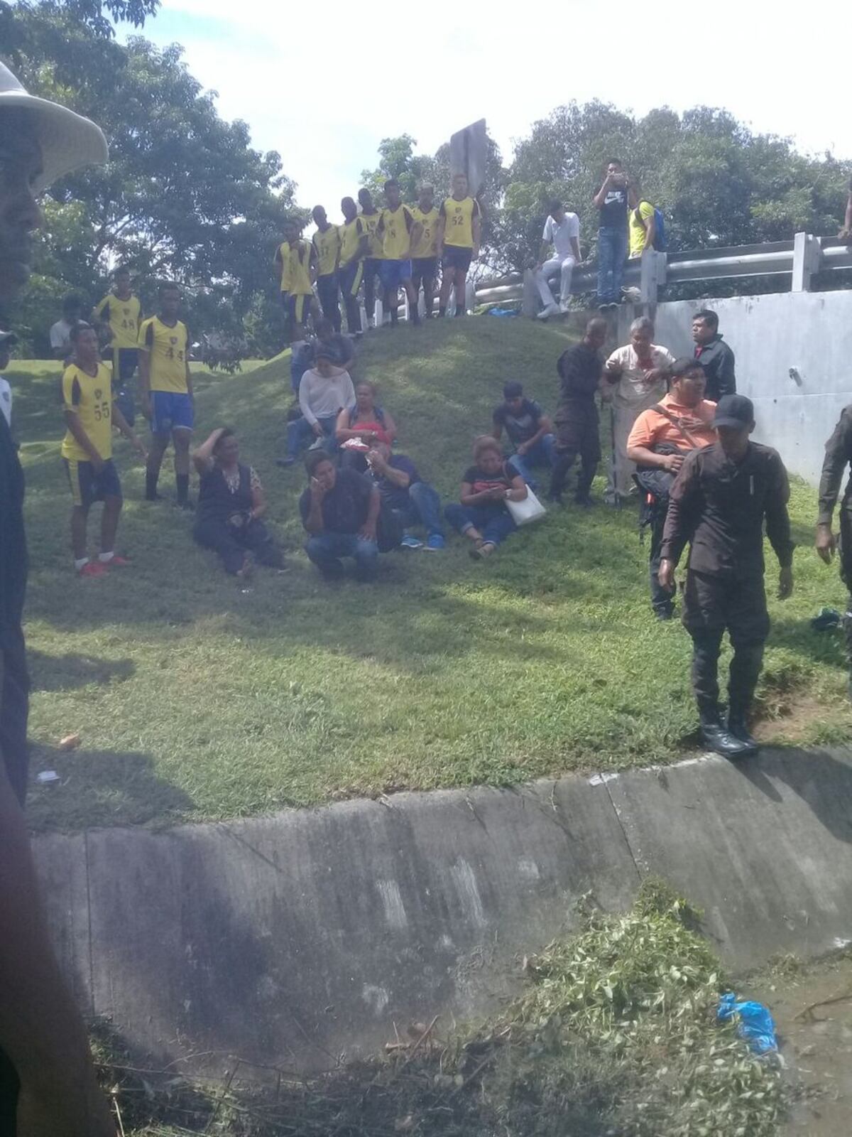 ¡QUÉ TRAGEDIA! Diablo Rojo se vuelca en la Avenida de los Mártires