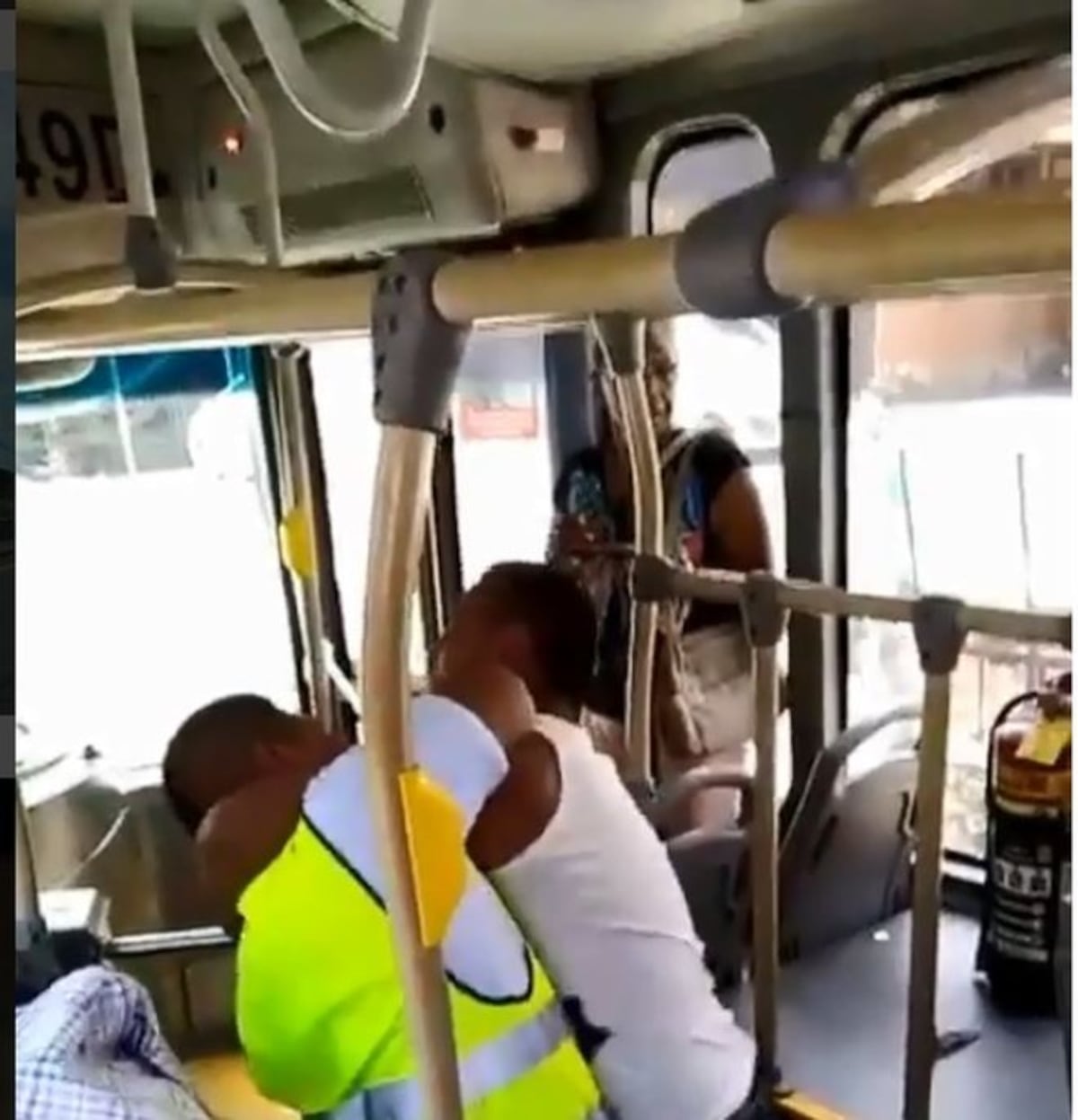 ¡AY, POR DIOS! Le entran a puñete a conductor de metrobús en plena Calle 50 