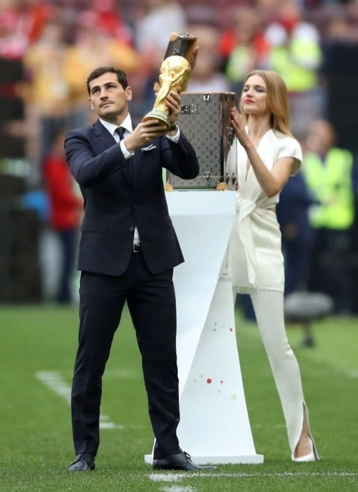 Quién es la supermodelo rusa que presentó la Copa Mundial junto a Iker Casillas