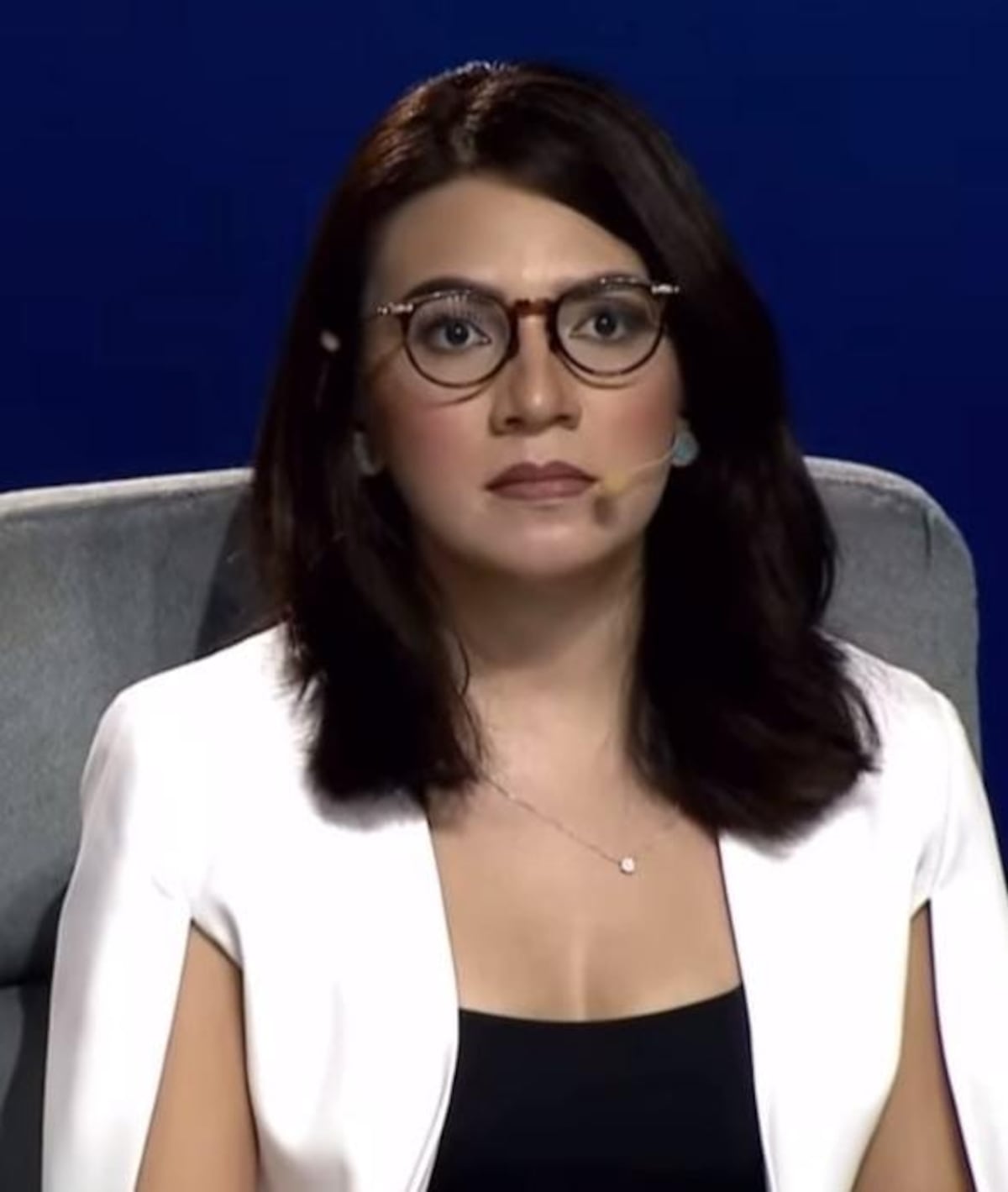 Robó miradas. Andrea Salcedo, la revelación del debate: ¡belleza y profesionalismo en la tarima!