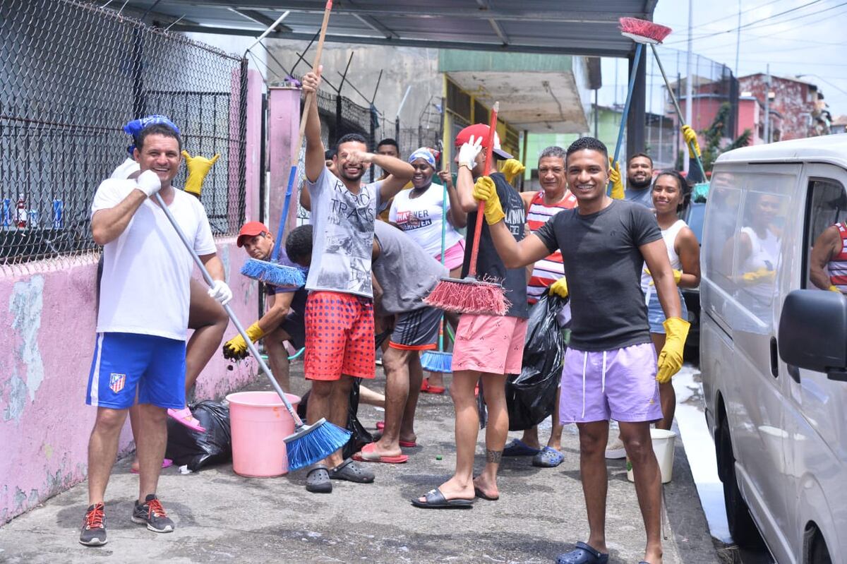 Con agua y jabón vecinos se unen para limpiar sus edificios y ganarle la batalla al cororavirus. Videos