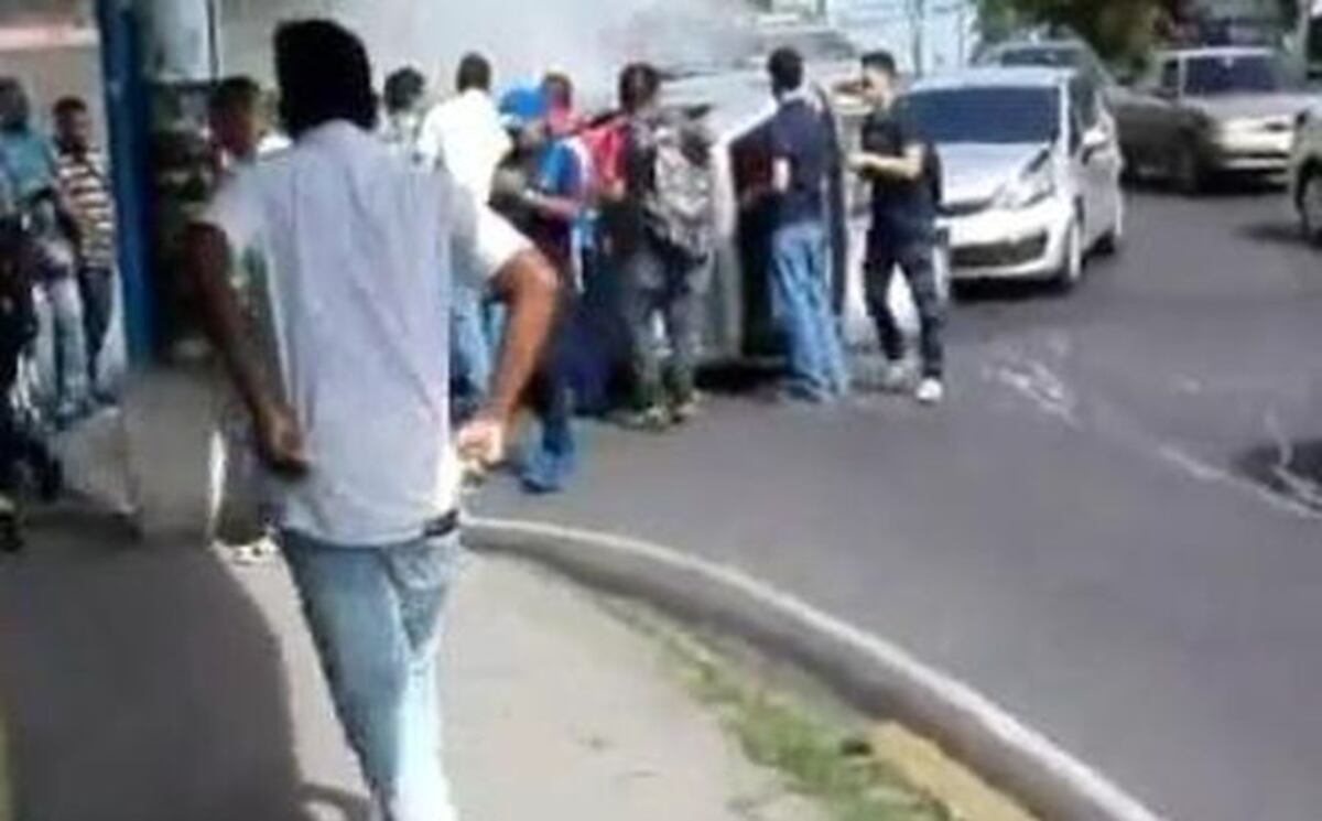 VIDEO| Personas ayudan a sacar heridos tras accidente en la 12 de octubre