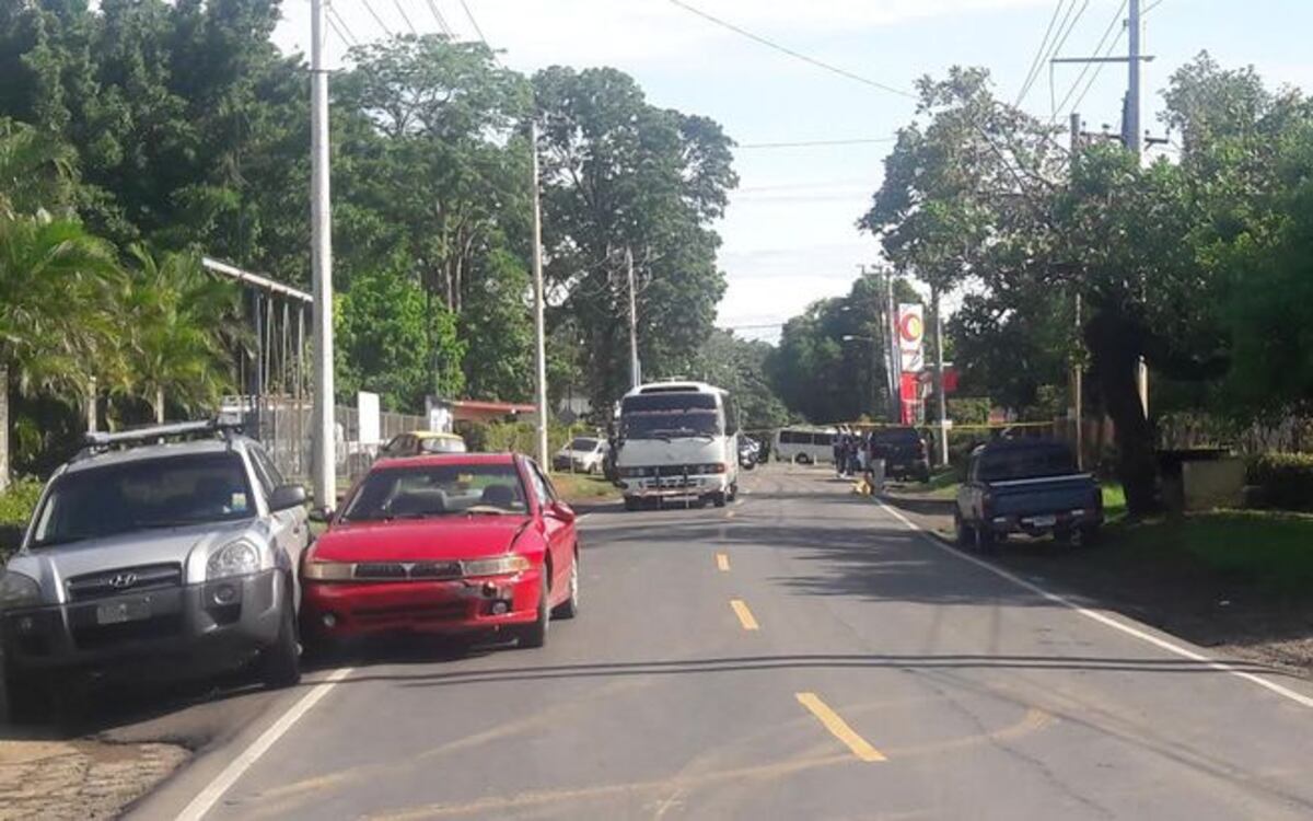 Quedó metido en medio de una persecusión y le disparan en la cabeza a conductor