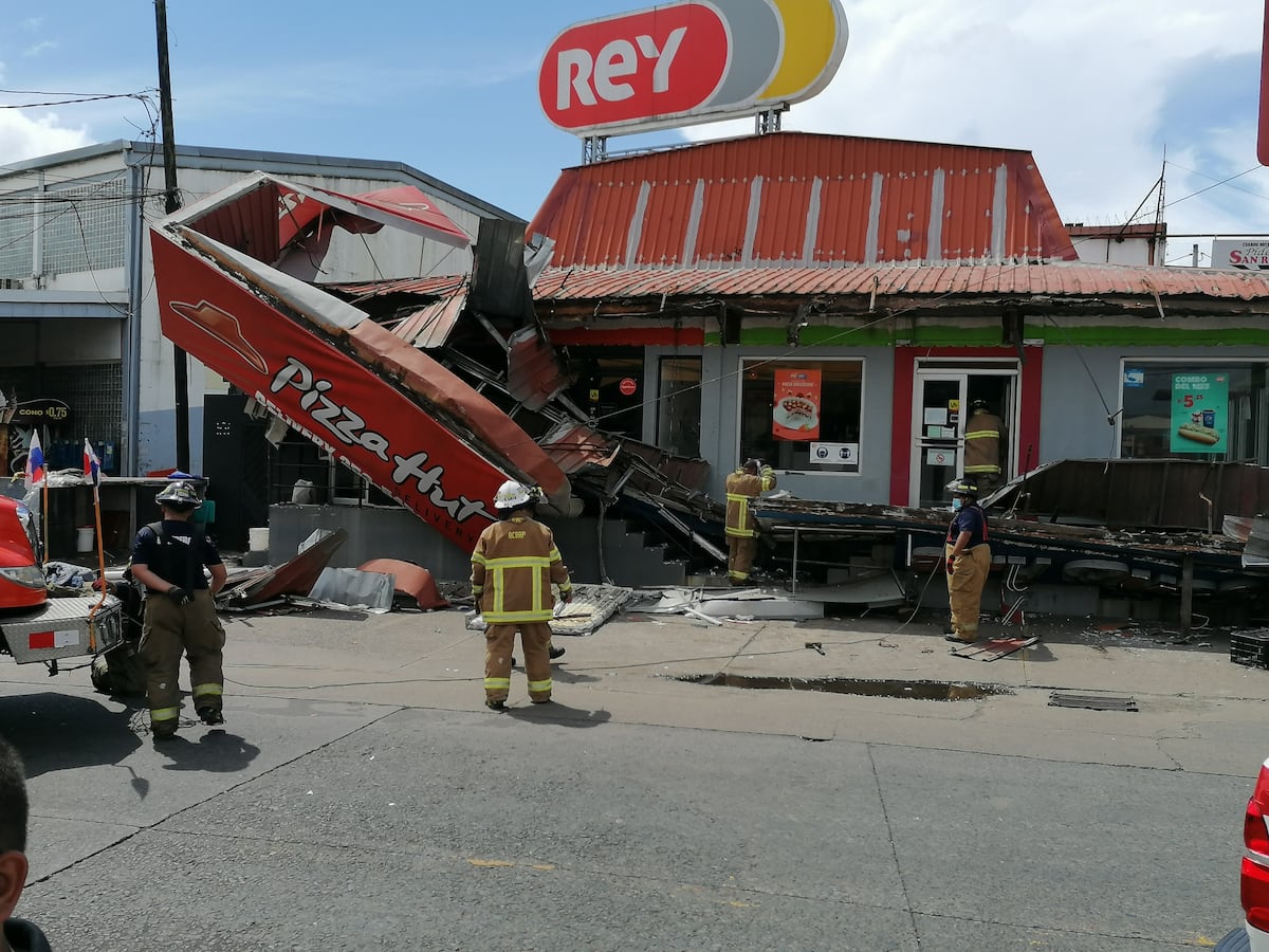 Se cae la fachada de una pizzería en La Chorrera. Hay una mujer herida. Video