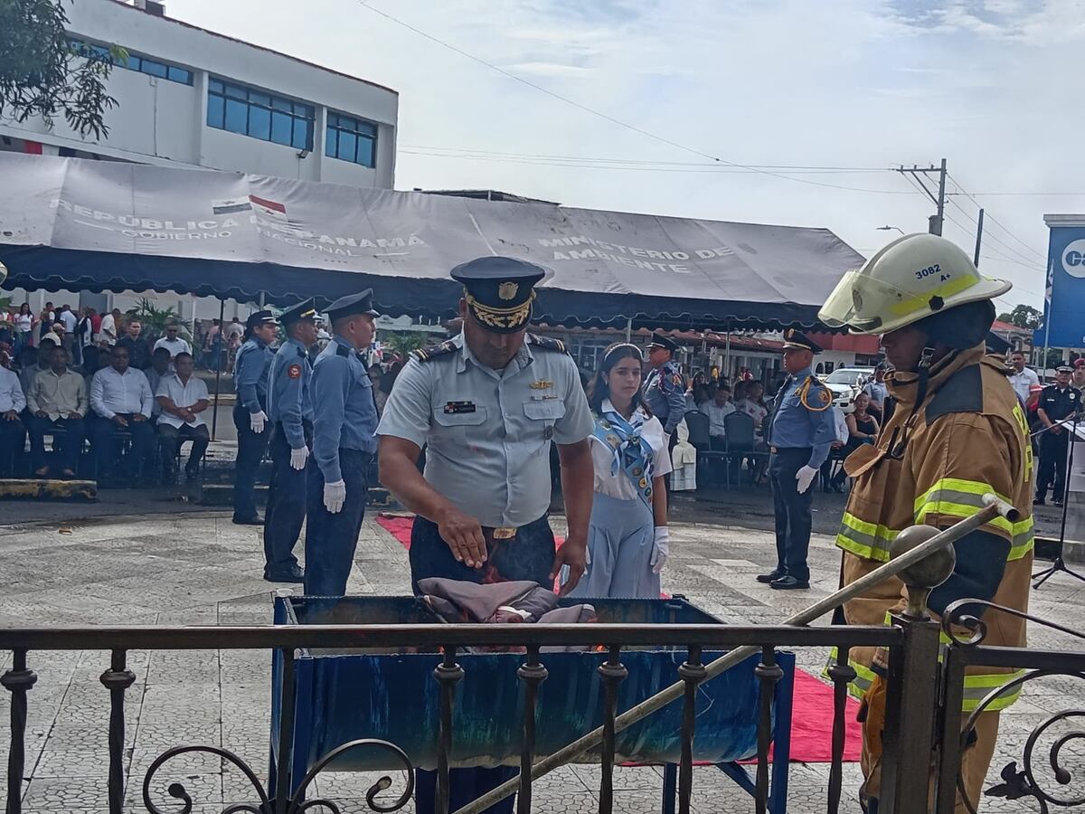 Santiago se viste de Patria: Comercios y vendedores deslumbran con sus banderitas en pleno mes de noviembre