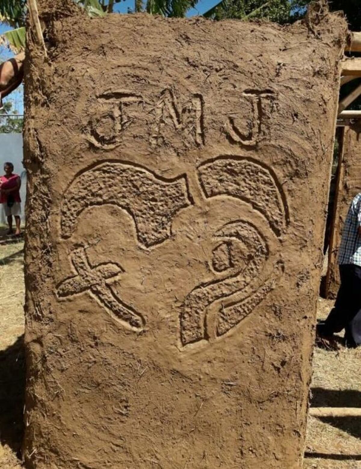 Peregrinos se divierten en junta de embarra.Chequee cómo quedó. Video