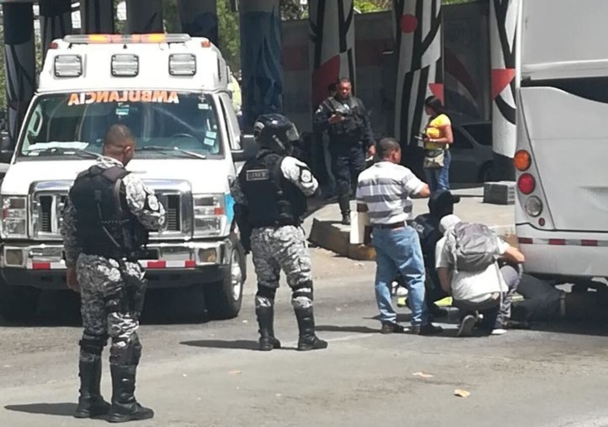 ¡Última hora! Hombre cae del puente vehicular del Artes y Oficio