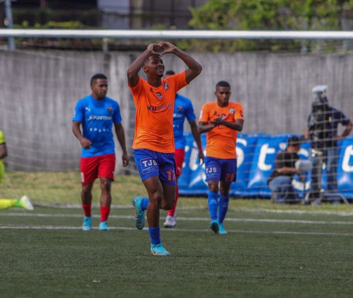 Potros golea 3-0 y pone en problemas al Plaza Amador en el Este. CAI y CDU ganan en el Oeste. Video.