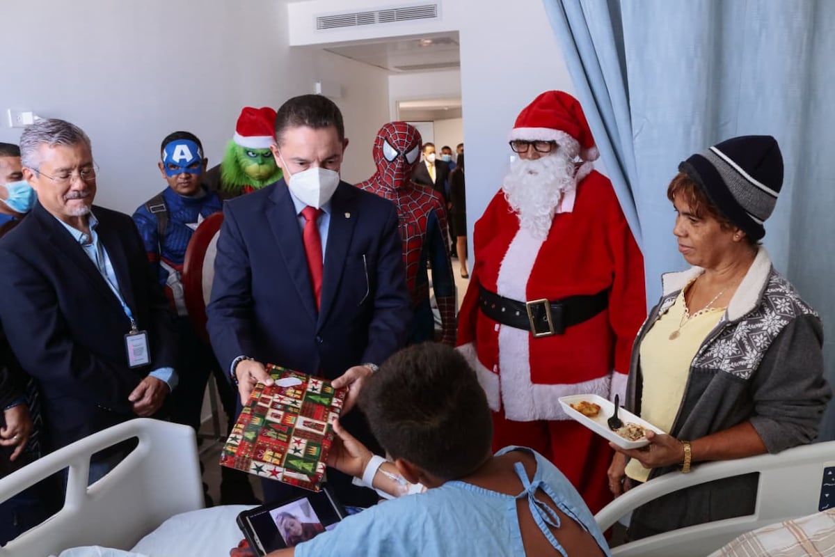 Estamentos de seguridad llevan de magia navideña el Hospital Pediátrico de la Ciudad de la Salud