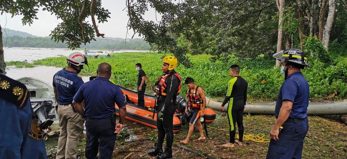 A un jovencito le cayó un rayo cuando navegaba bajo la lluvia en Gamboa y desapareció en el lago.  Logran ubicar su cuerpo