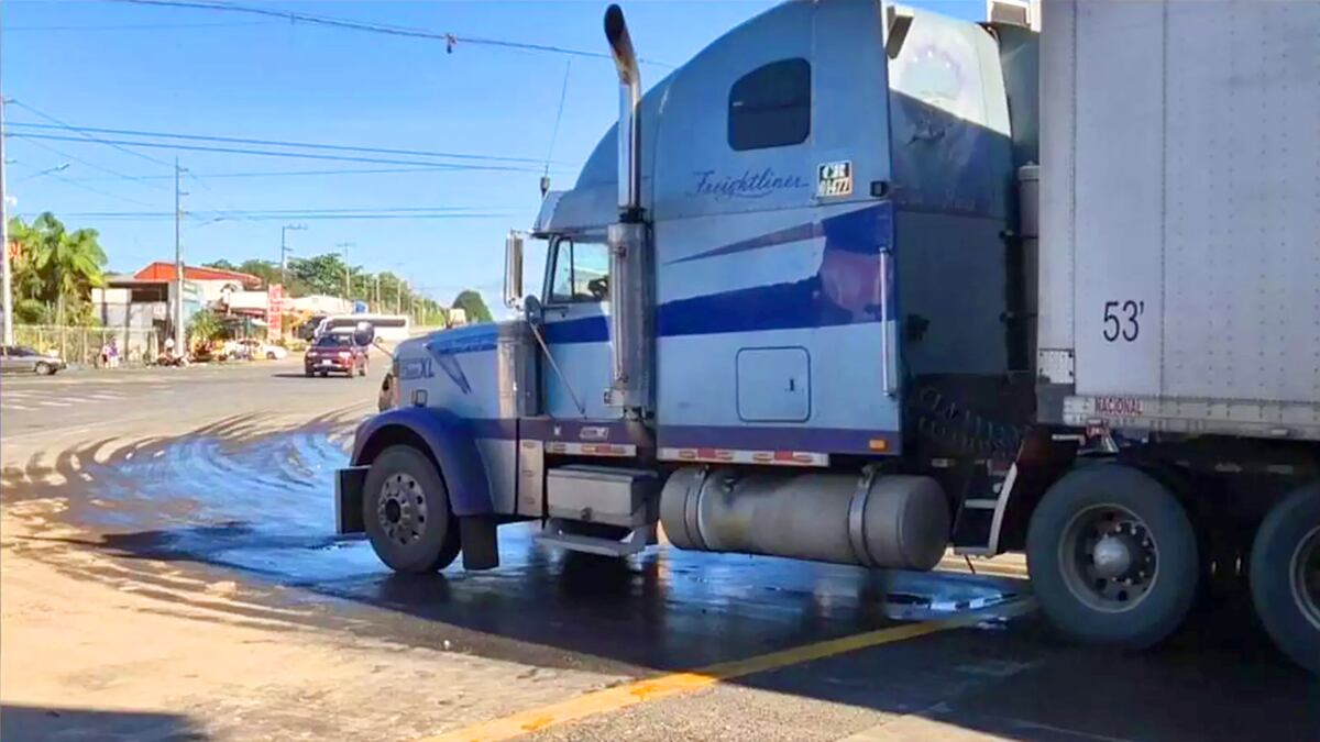 Camioneros piden reciprocidad en el transporte de carga internacional tránsito en la frontera de Panamá con Costa Rica