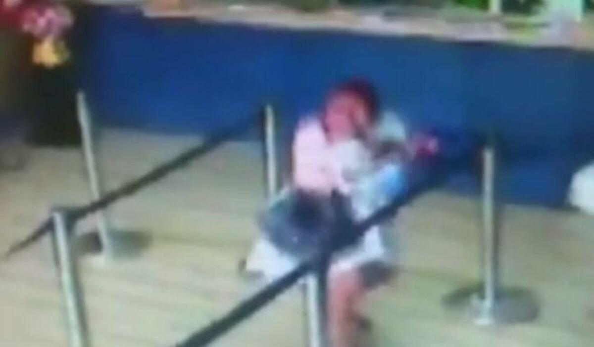 VIDEO| A plena luz del día delincuentes roban una casa de empeño en la 24 