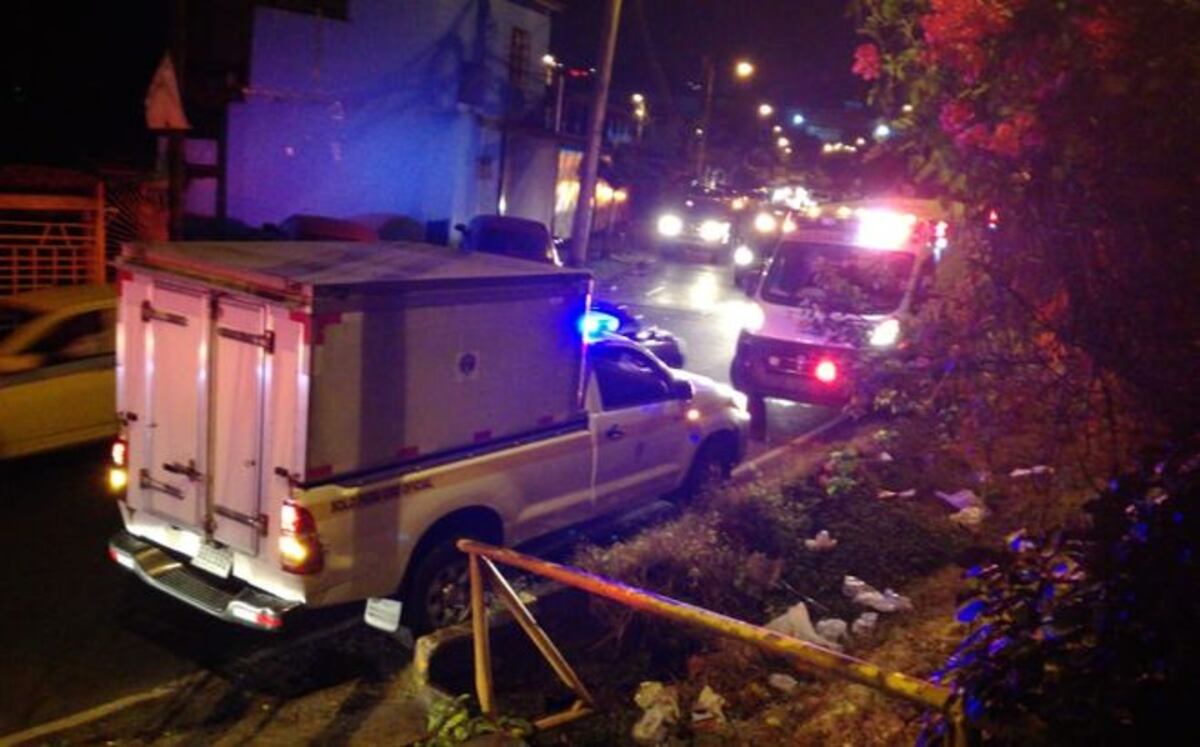 Pensaban que eran bombitas.Al asomarse había un muerto y un herido por los tiros