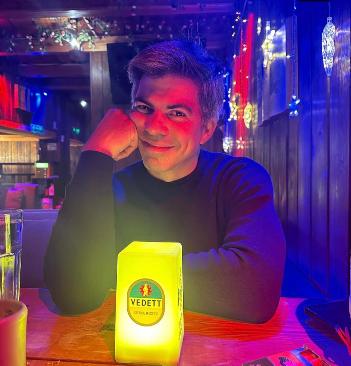 ‘El pintalabios, toque de rímel’. Ana Elisa Miranda, ex Canta Conmigo de 27 años, y Richard Morales, político de 43, gritan su amor desde China