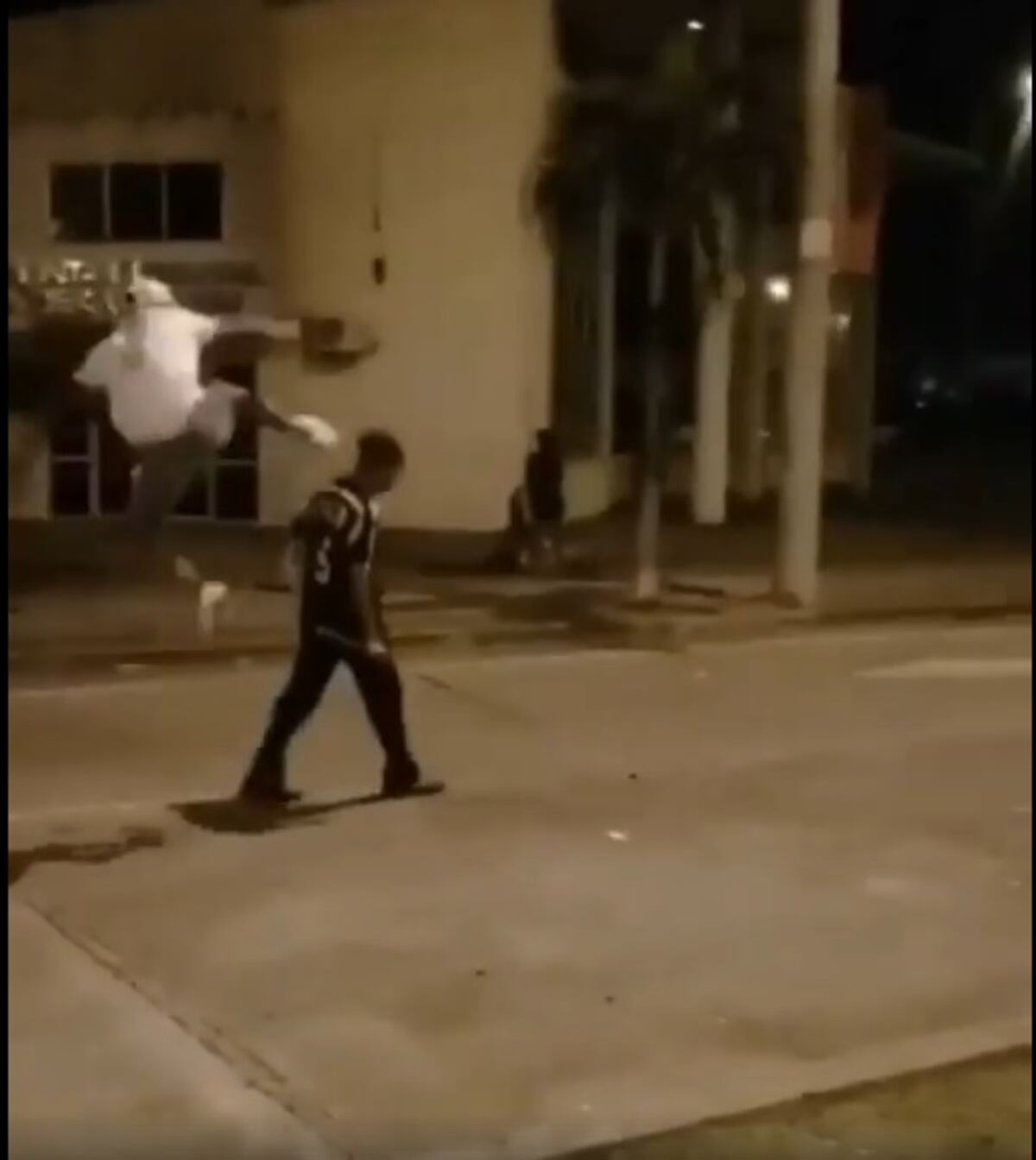 Se entregó. La Policía ya tiene al futbolista del video que atacó a adulto mayor