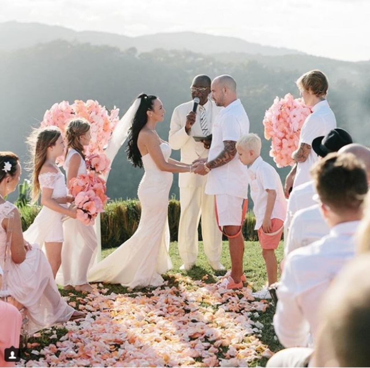 ¿EN BODA? Justin Bieber y Selena viajan hasta Jamaica invitados a matrimonio