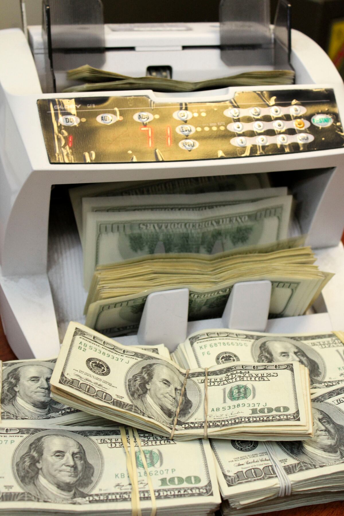 ¡Le pillan el chen chen! Hondureña traía B/.18 mil escondidos en Tocumen