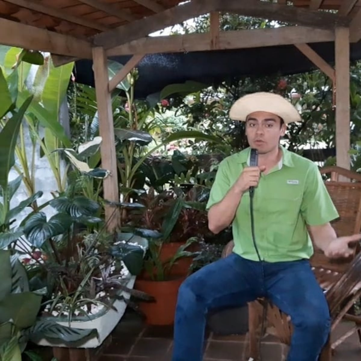 Kendall Royo hijo, ya es presentador de TV. Reemplazó a su papá en ‘De aquí pa’ allá’. Video