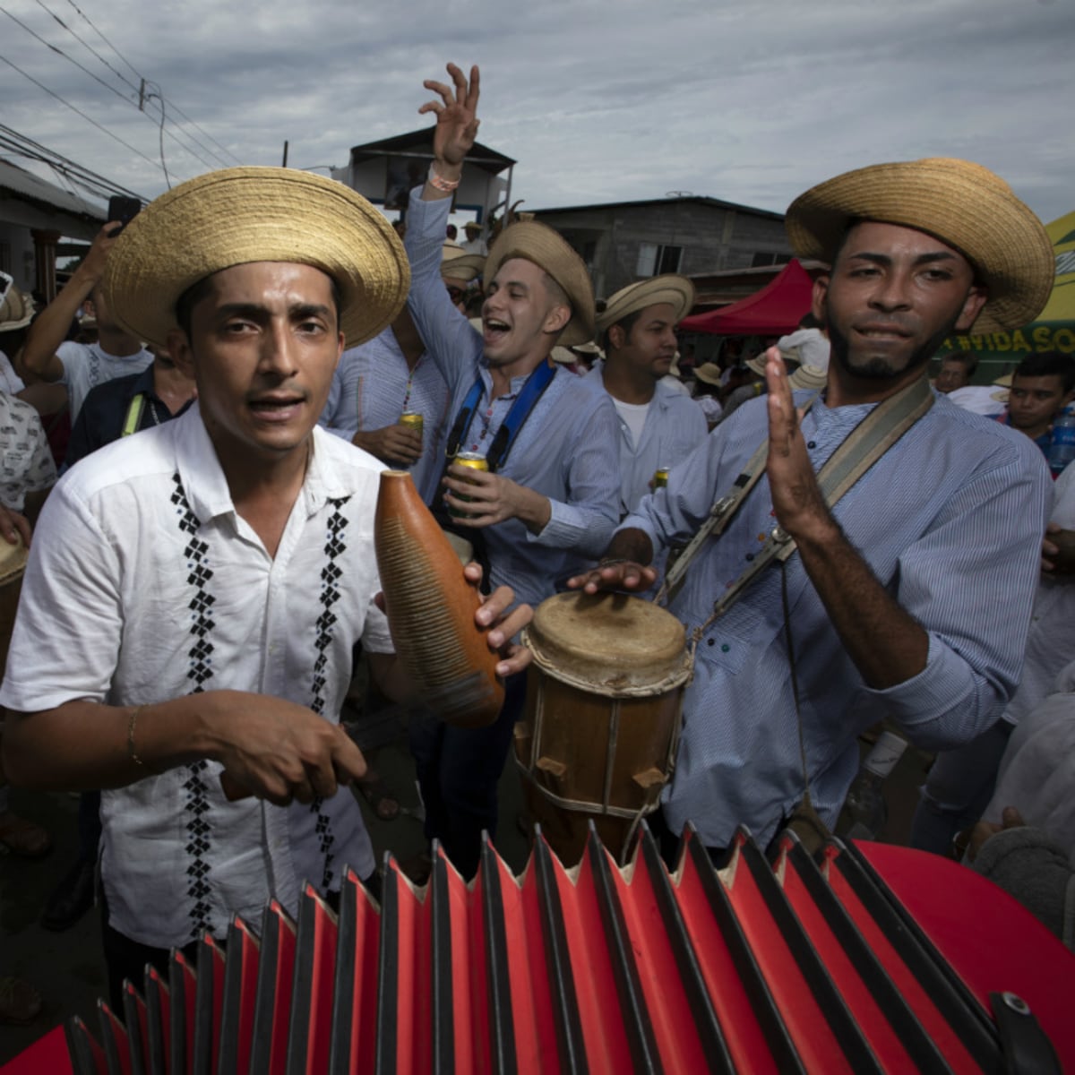 Lámina #11. Tu Patria, tu Historia: Vestuario masculino: Orgullo, historia y elegancia en cada hilo