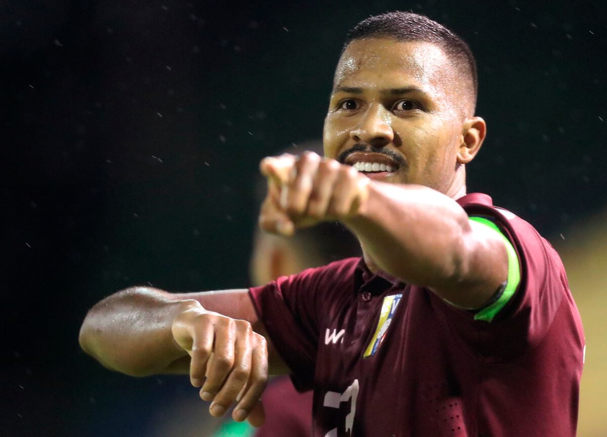 Celebra Venezuela que vence por 2-1 a Chile y logra su primera victoria