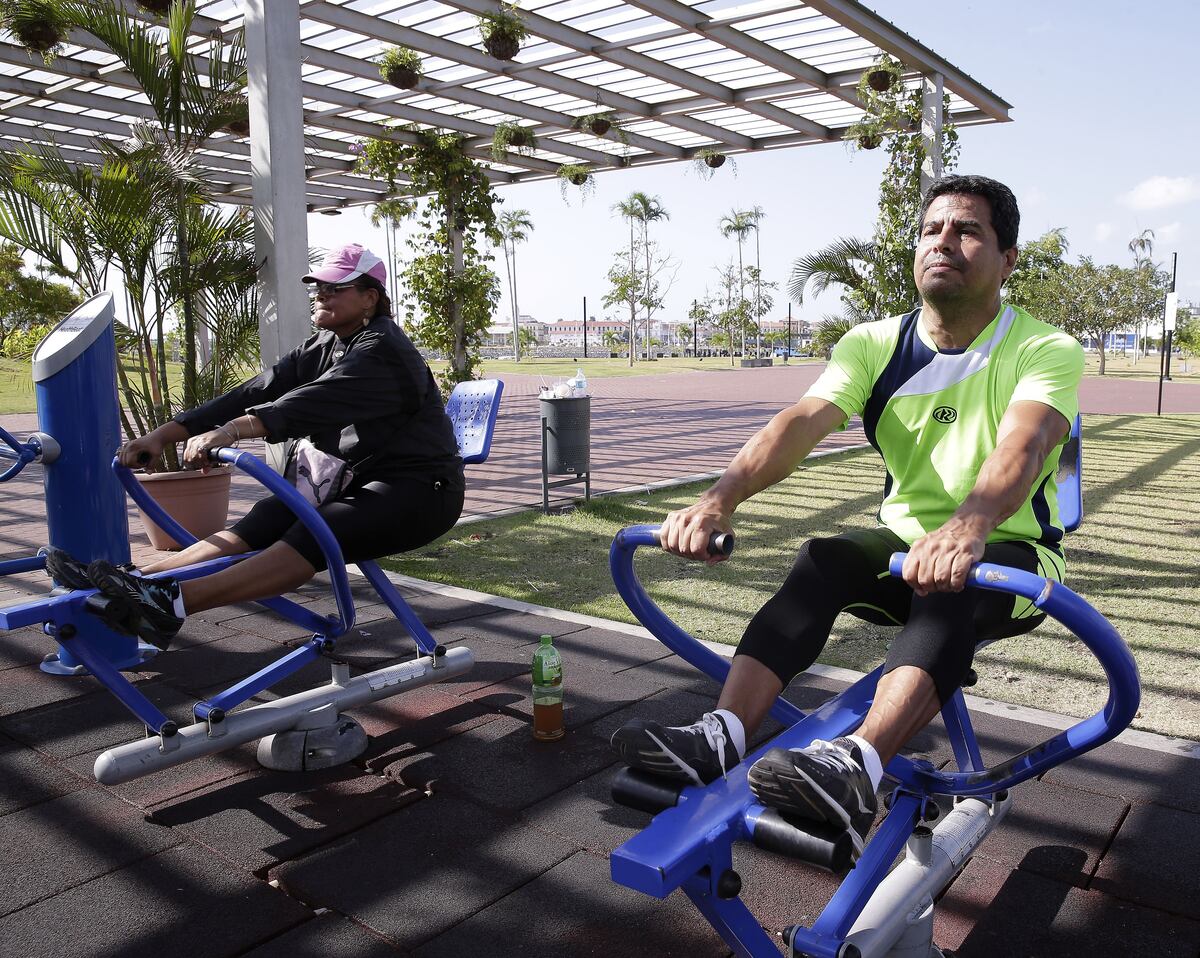 Para aumentar la masa muscular se necesita  una alimentación adecuada y ejercicio físico