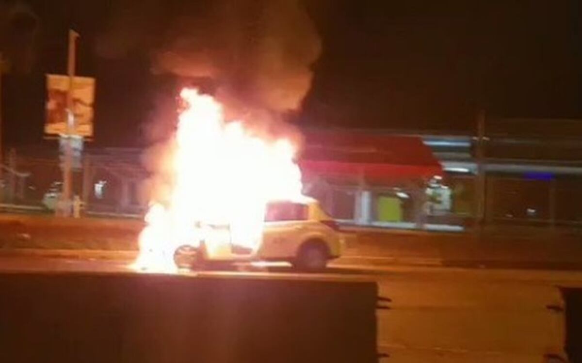 Taxi se incendia frente a Megamall | Video