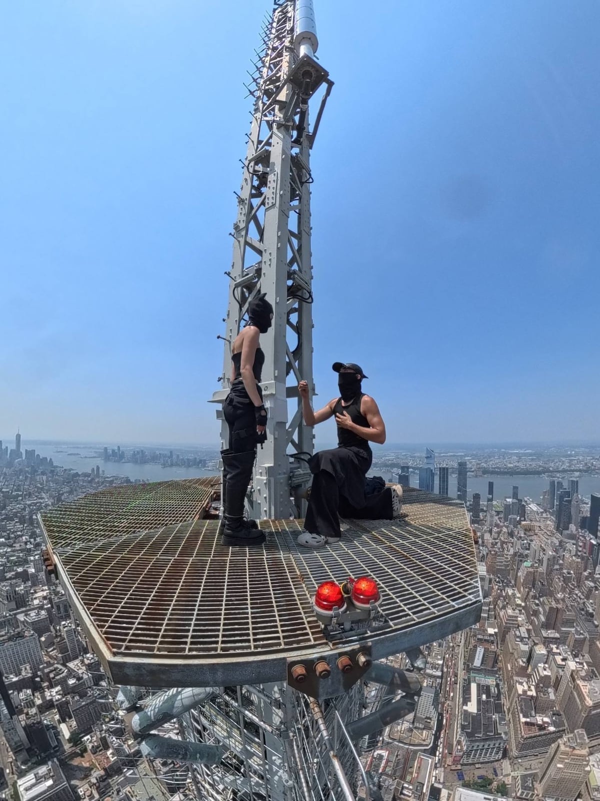 Amor extremo en Manhattan: propuesta en el Empire State termina en arresto