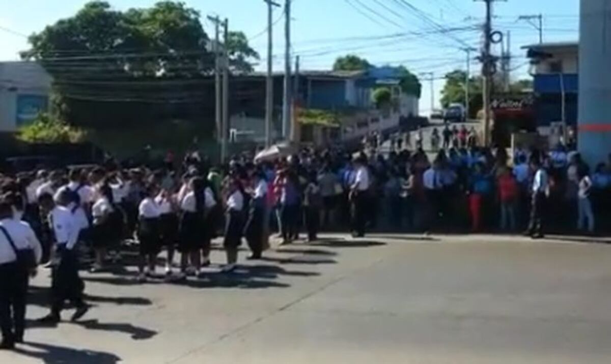 ¡CIERRAN CALLES! Padres de familia del Instituto Jeptha B. Duncan 