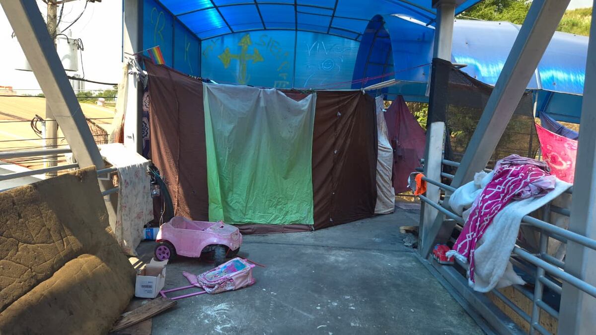 El puente del olvido. Entre el ruido del metro y la indiferencia: ocho almas viviendo bajo el hierro del abandono