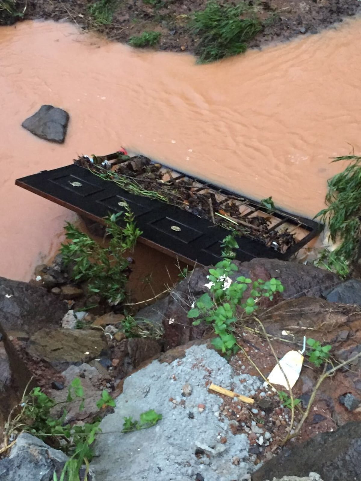 VIDEO| IMPRESIONANTE. Se inunda calle de Brisas y moradores tiemblan del miedo 