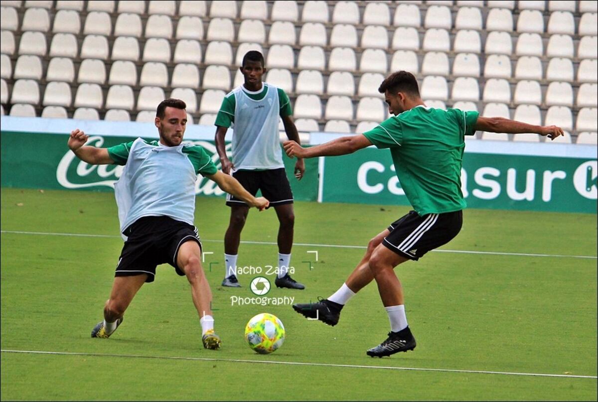 Fidel Escobar fue presentado oficialmente por el Córdoba CF de España