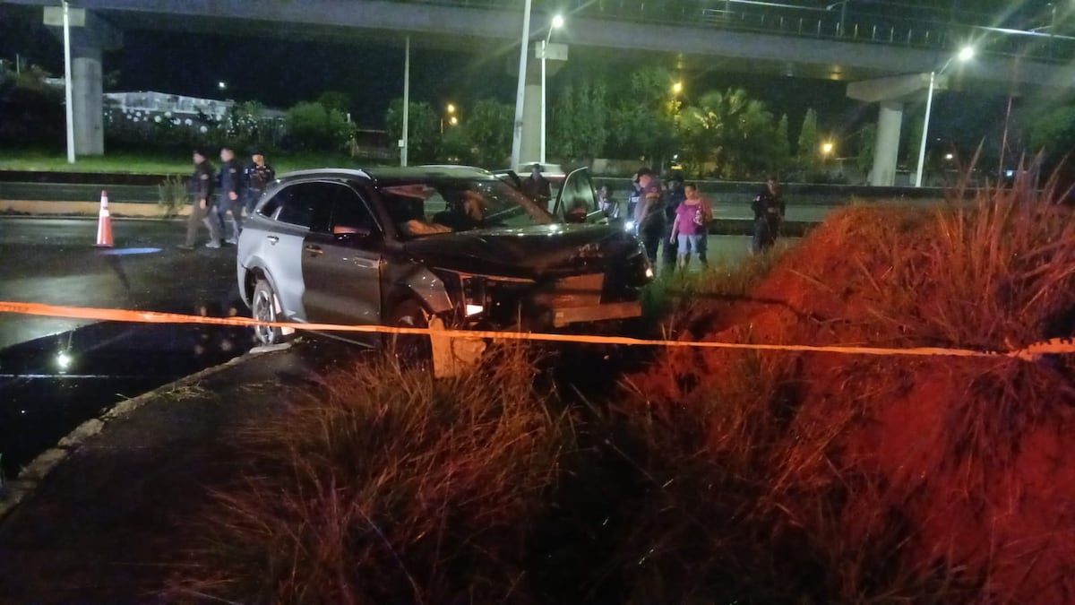 Robaron carro con dueño adentro: Intentó fugarse con secuestrado en taxi, pero terminó estrellado y preso 