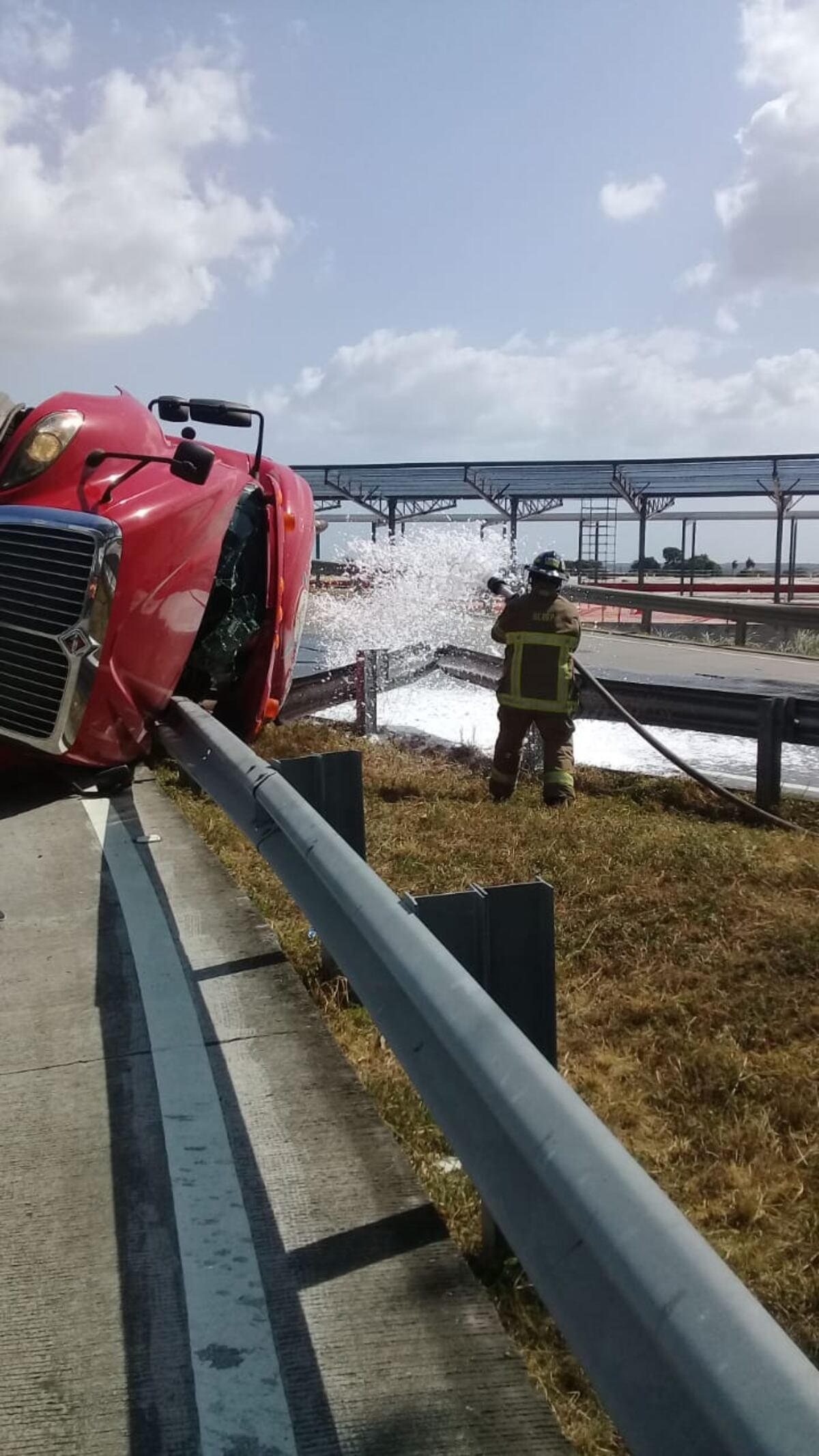 Mula se voltea en salida del Corredor Norte con combustible de Jet