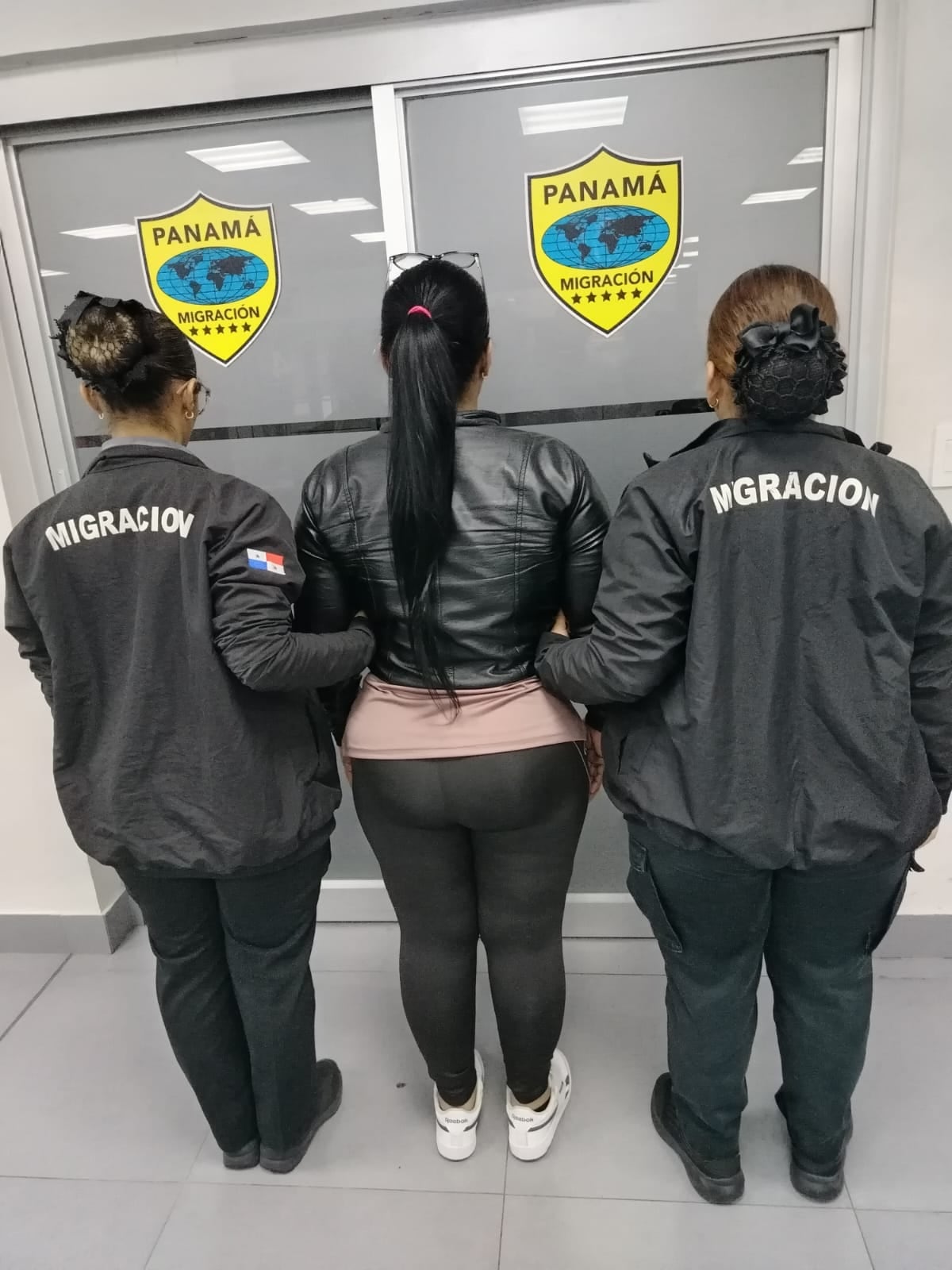 Migración la esperaba desde Cali: Colombiana cae por alerta judicial ligada a caso de drogas