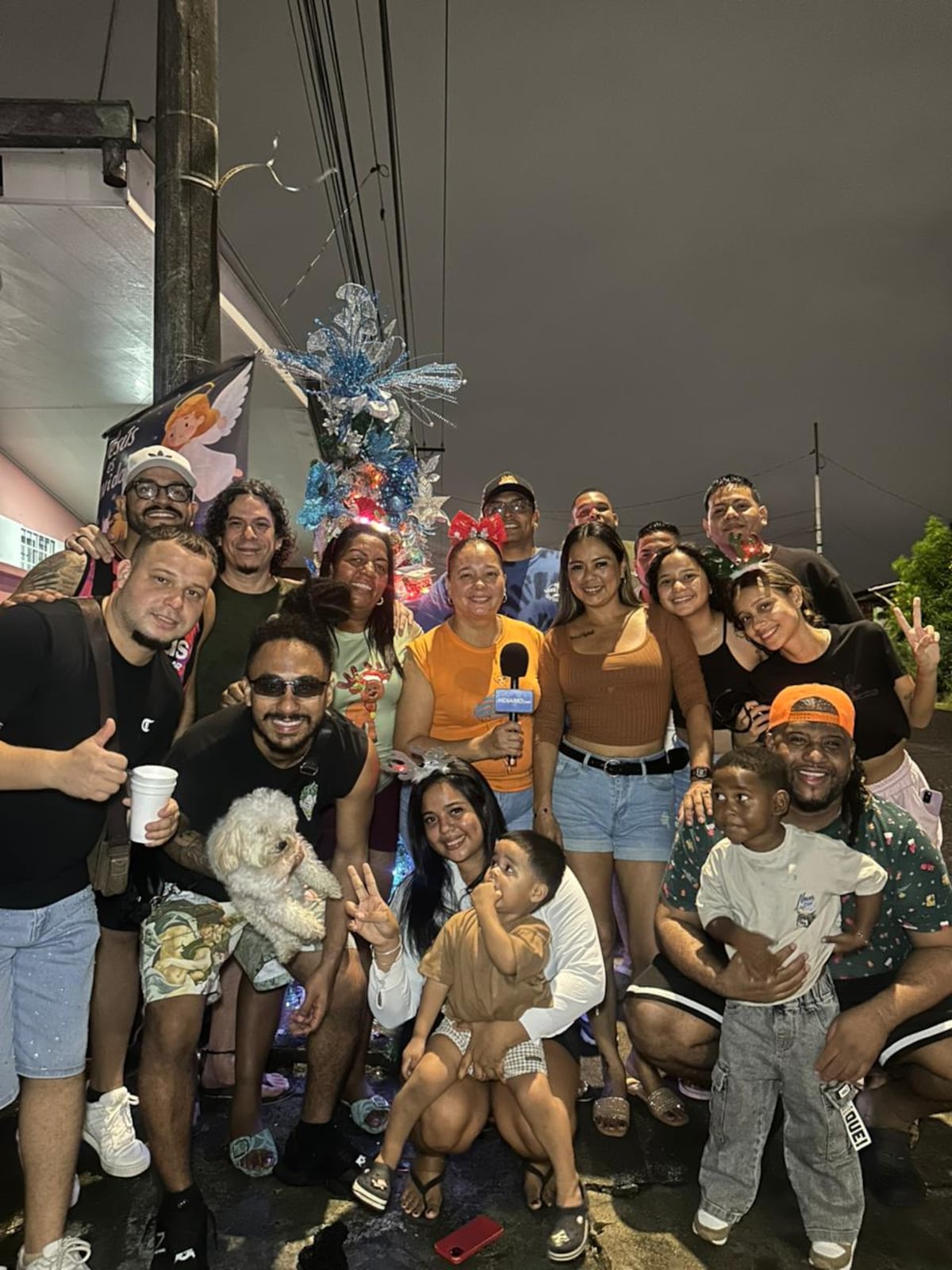 Vecinos de Villa Guadalupe mantienen viva la tradición con la encendida del arbolito