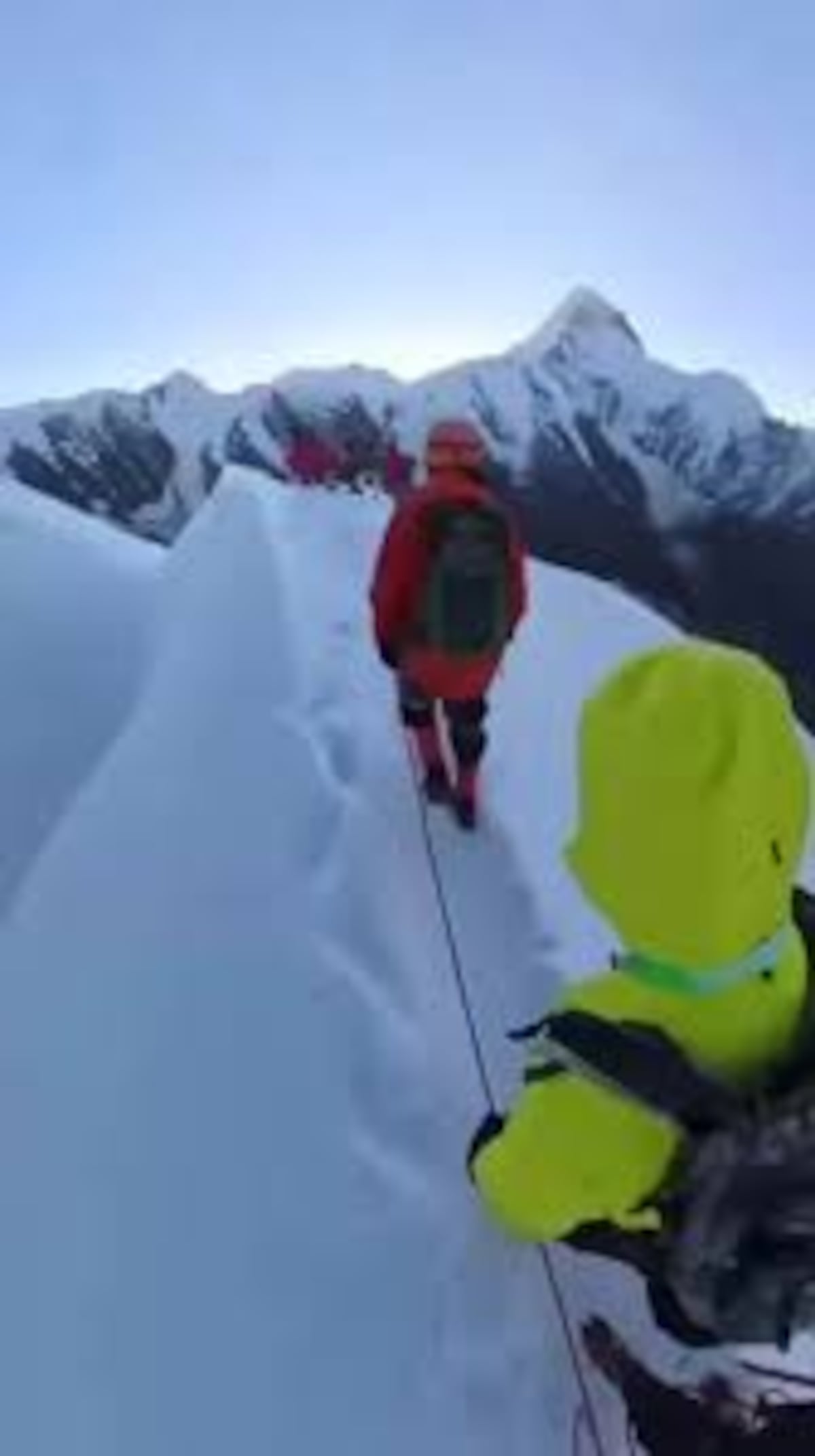 Alpinista muere al soltarse del arnés para tomarse una selfie