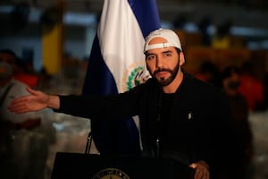 Bukele amenaza con suspender el salario de diputados y magistrados. ONU, UE y Human Rights Watch se meten