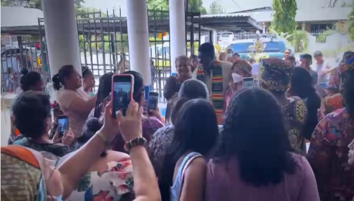 Causa revuelo en Antón. El príncipe admite que aún hay racismo. A Río Abajo sí irá con su princesa. Video