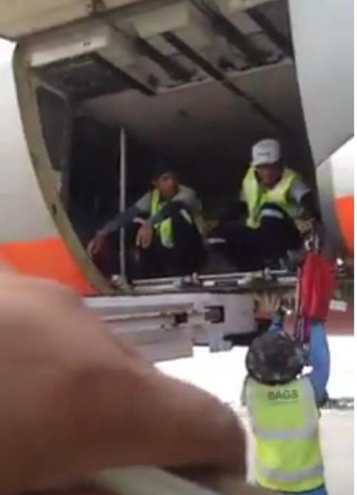 VIDEO. ¡AY, POR DIOS! Lo pillan saqueando equipaje