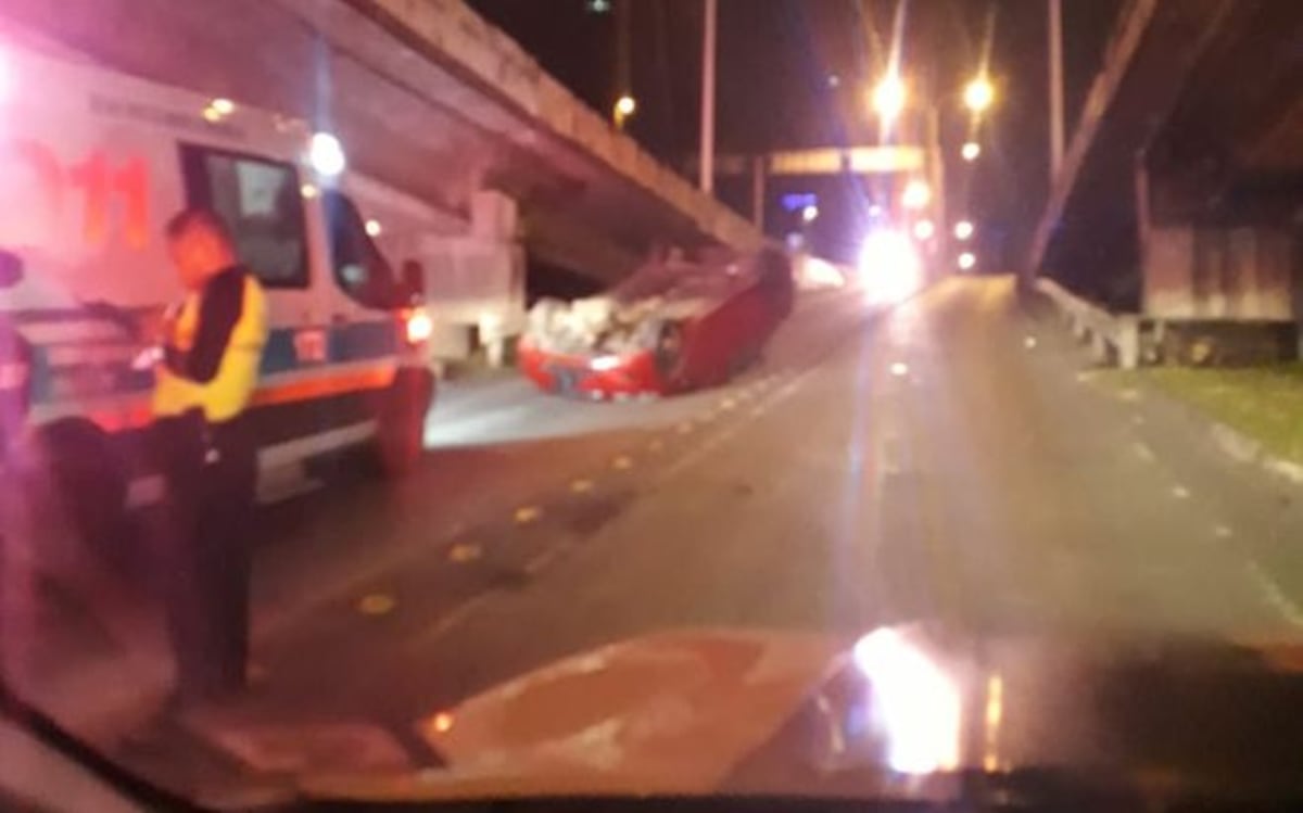 Vehículo termina volcado tras accidente de tránsito en viaducto de Paitilla