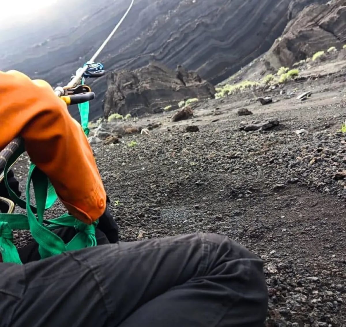 Hallan sin vida a turista brasileña atrapada en un volcán en Indonesia