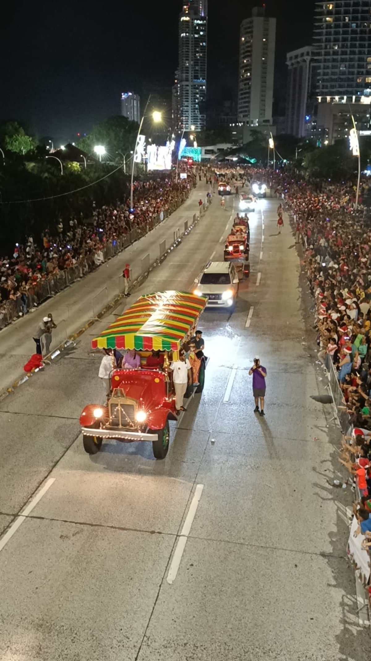 Magia en la Cinta Costera: El desfile navideño cautiva a la multitud y da Inicio a las celebraciones decembrinas en la capital
