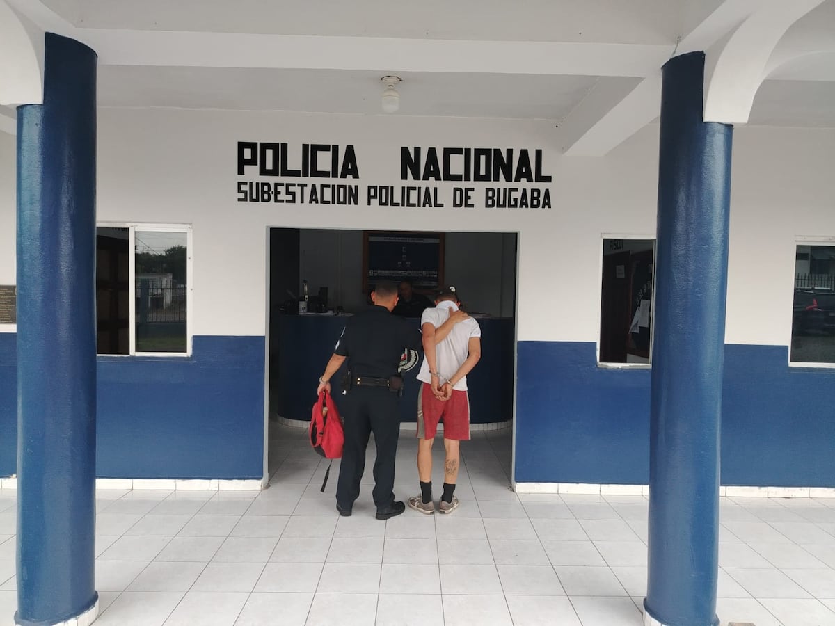 ¡CON LAS MANOS EN LA MASA! Así acabó el hombre que ingresó por una ventana a una residencia +VIDEO