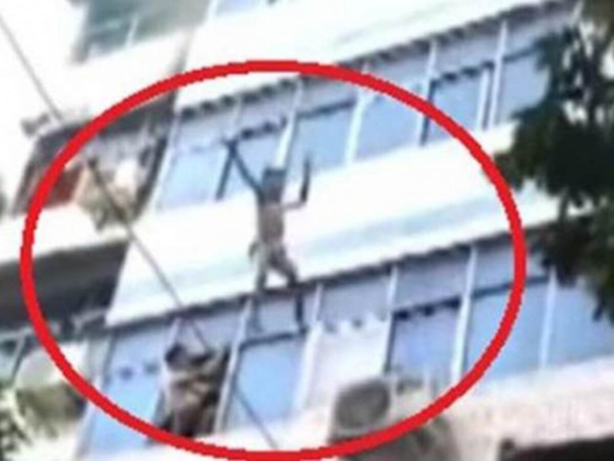 Mujer lanza a sus hijos por la ventana para salvarles la vida 