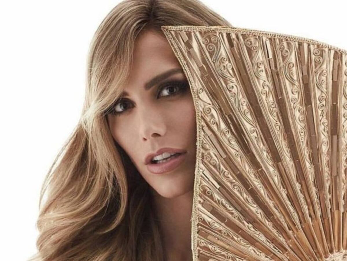 Ángela Ponce causó sensación en desfile en traje de baño 