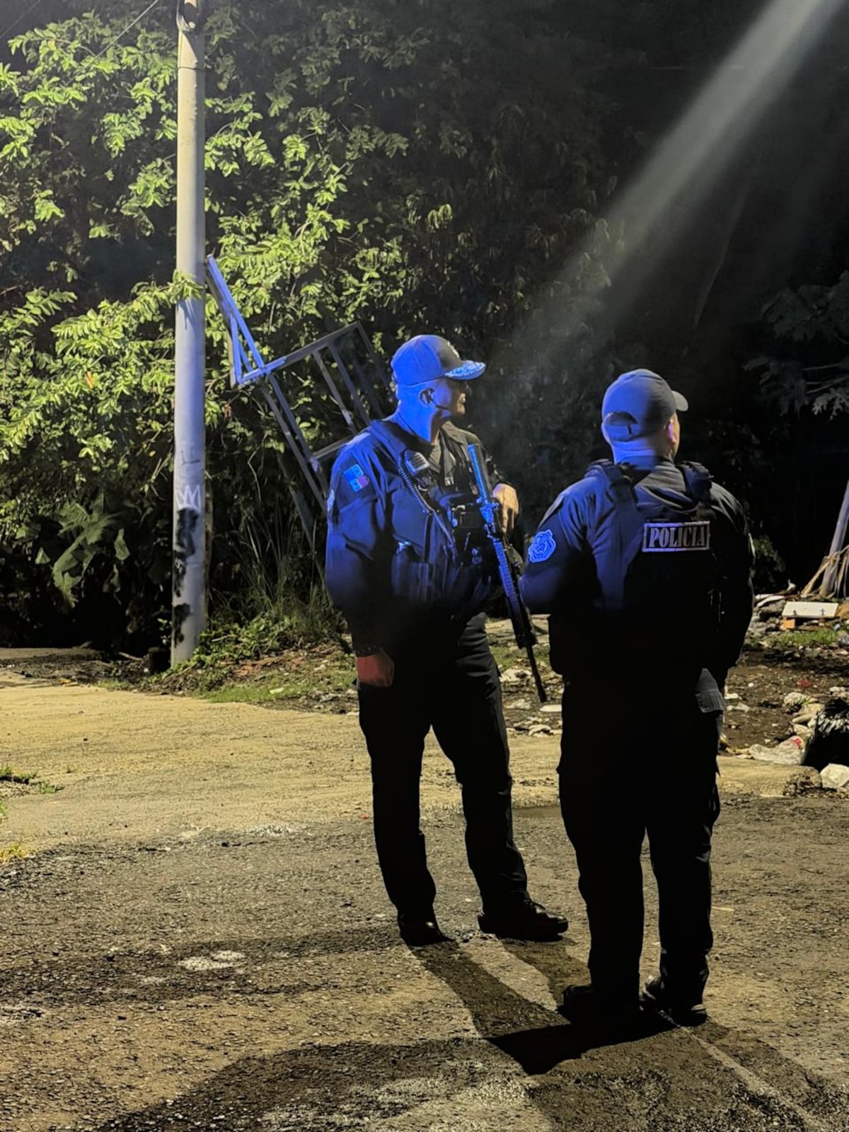 Sin piedad, al estilo Bukele. No respetaron el horario y caen en barrida nocturna en San Miguelito: 38 aprehendidos y dos menores retenidos 