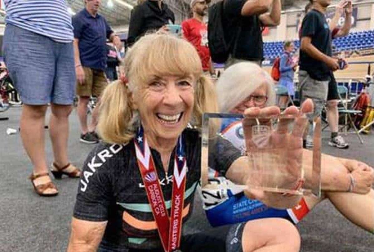 Abuelita ciclista de 80 años de edad fue suspendida por doparse