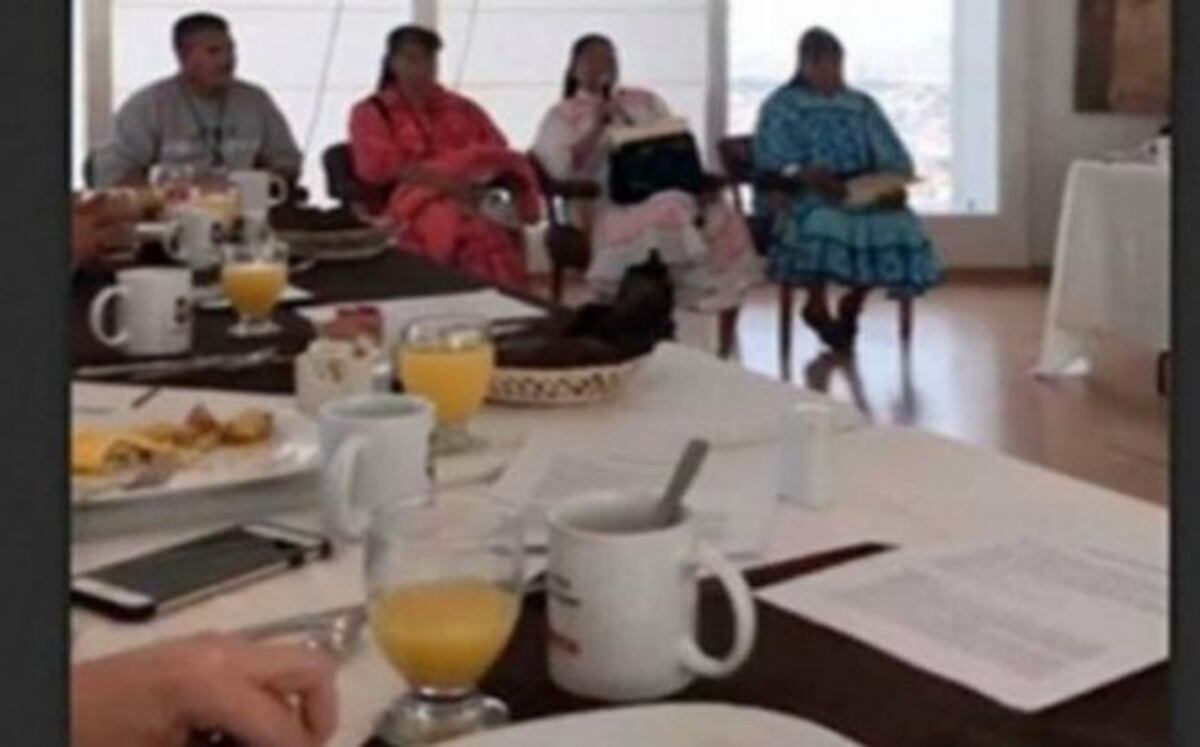 Invitan a indígenas a un desayuno y solo comen los políticos