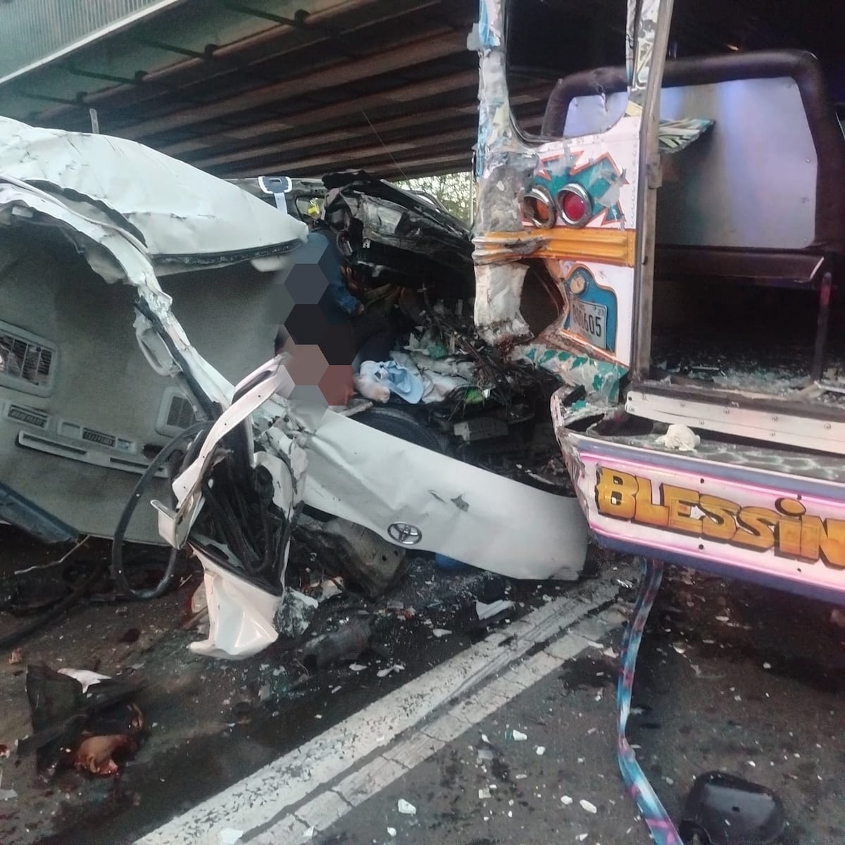 VIDEOS | Choque entre busito turístico y diablo verde en Costa Verde deja reporte preliminar de víctima fatal y varios heridos 